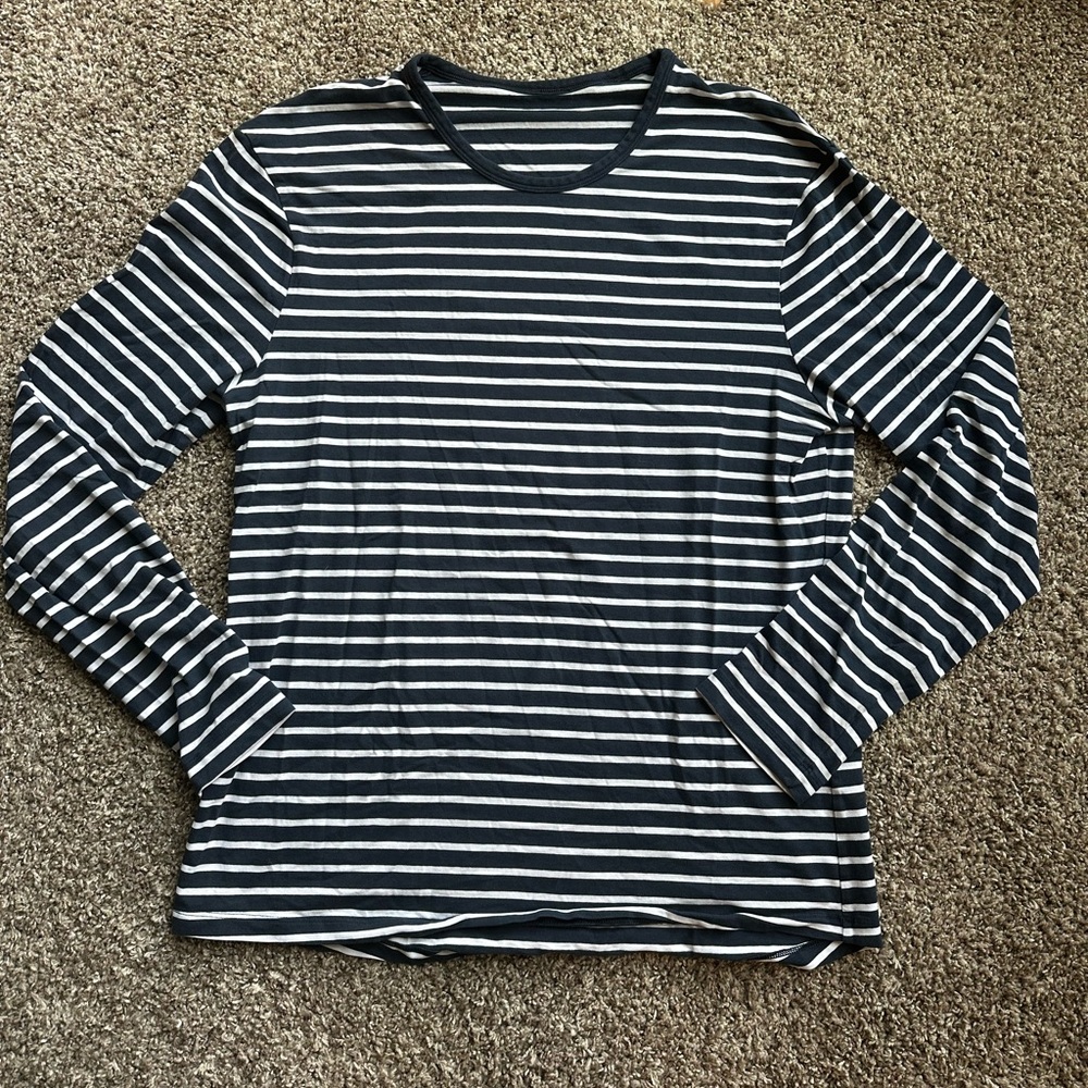 Men’s Lululemon 5 Year Basic Long Sleeve in Navy and White Stripe Size Large